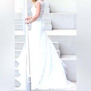 Gorgeous Allure Bridal A-line lace wedding gown